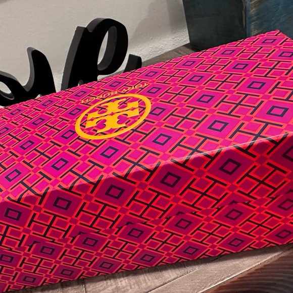 Authentic Tory Burch Loafers in black - Picture 2 of 14